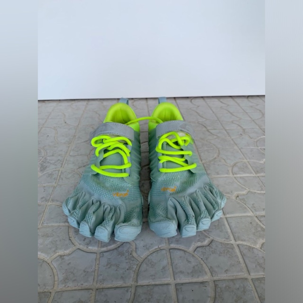 SOLD! New without box Vibram FiveFingers Women’s Shoes Size 7.5 Green sneakers